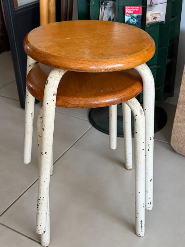 Illustration numéro 3 du produit Paire de tabourets d’atelier vintage