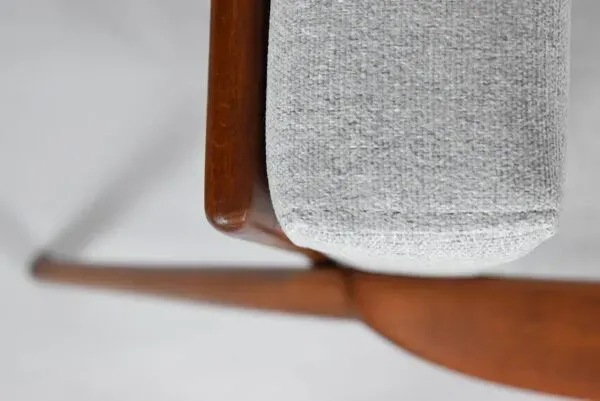 Illustration numéro 3 du produit Fauteuil spectaculaire rénové, tissu gris clair, années 1960, usine de meubles Swarzedzka