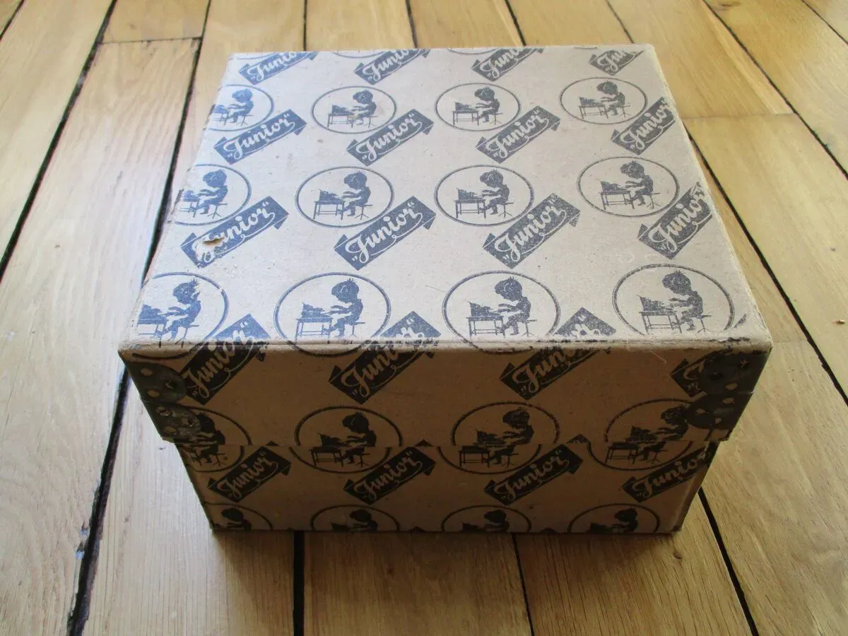 Illustration numéro 3 du produit Machine à écrire Junior