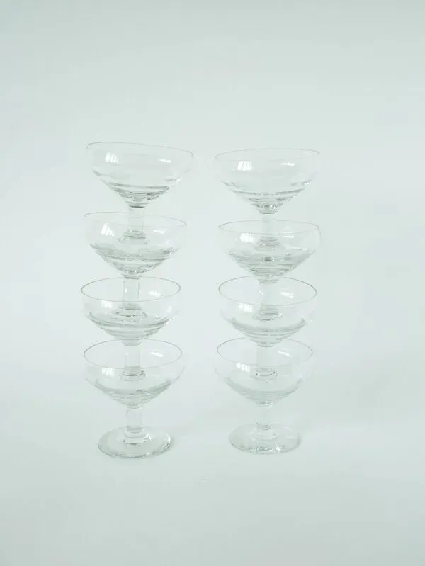 Illustration numéro 3 du produit Lot de 8 coupes à champagne gravées, motifs fleurs, 1960