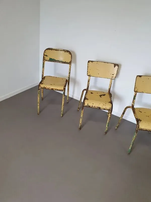Illustration numéro 3 du produit Anciennes chaises d'école empilables des années 1950