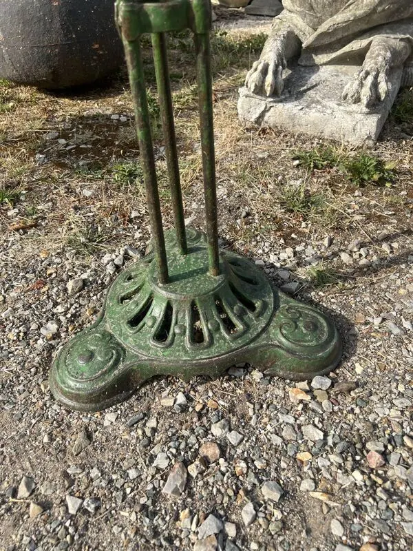 Illustration numéro 3 du produit Table de jardin guéridon pied fonte