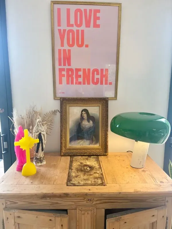 Illustration numéro 3 du produit Tableau jeune femme au chalet bleu