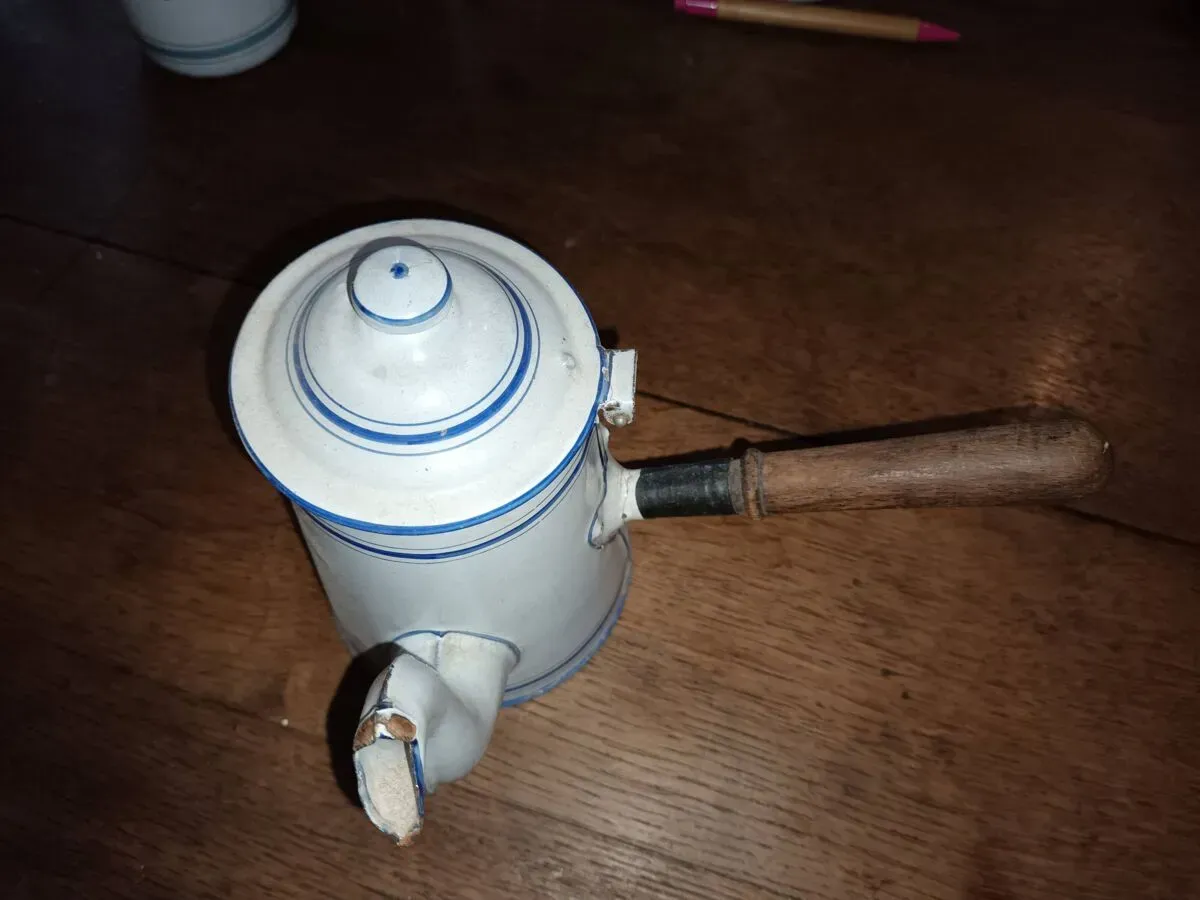 Illustration numéro 3 du produit Chocolatière en tôle émaillée