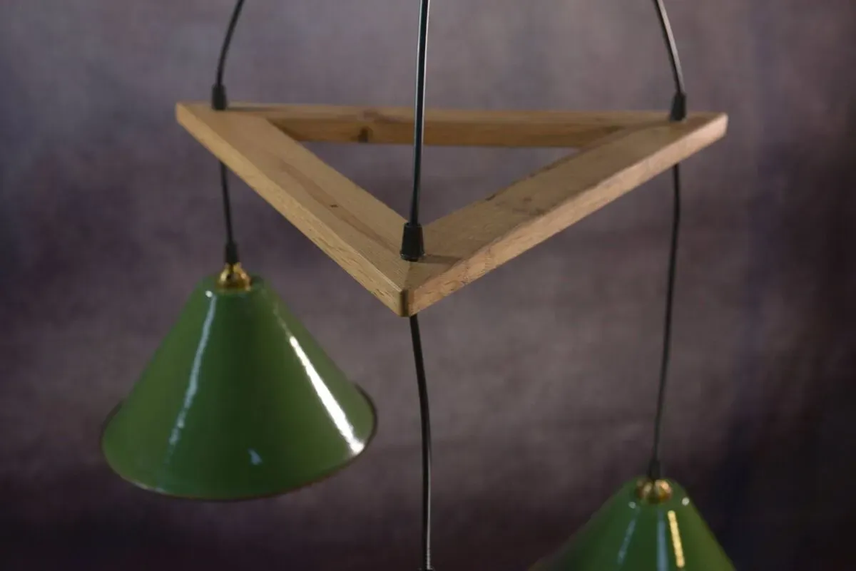 Illustration numéro 3 du produit Suspension industrielle design support en chêne avec 3 cloches en métal