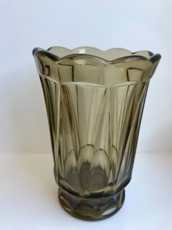 Illustration numéro 3 du produit Vase en verre fumé années 60-70
