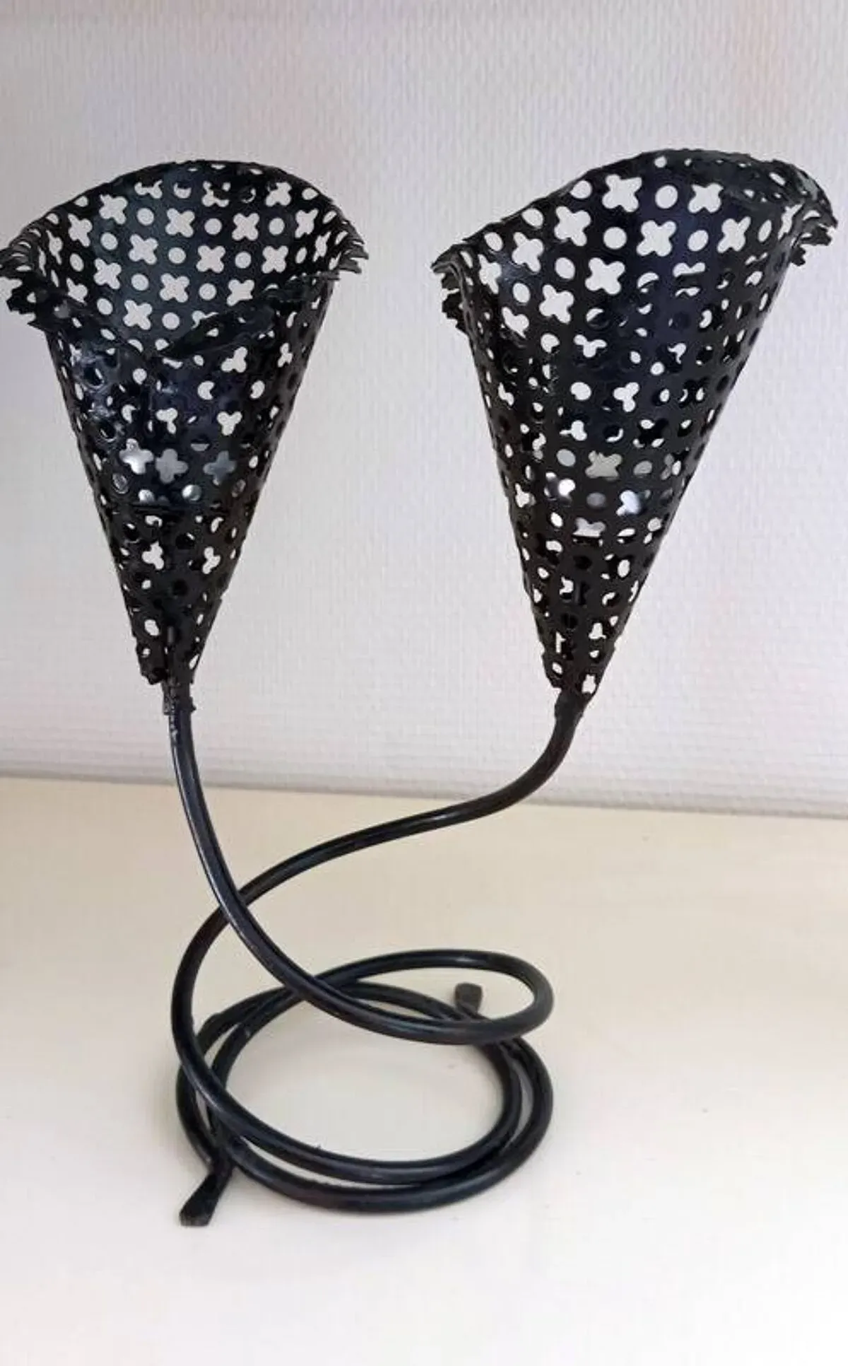 Illustration numéro 3 du produit Paire de bougeoirs doubles en tôle perforée