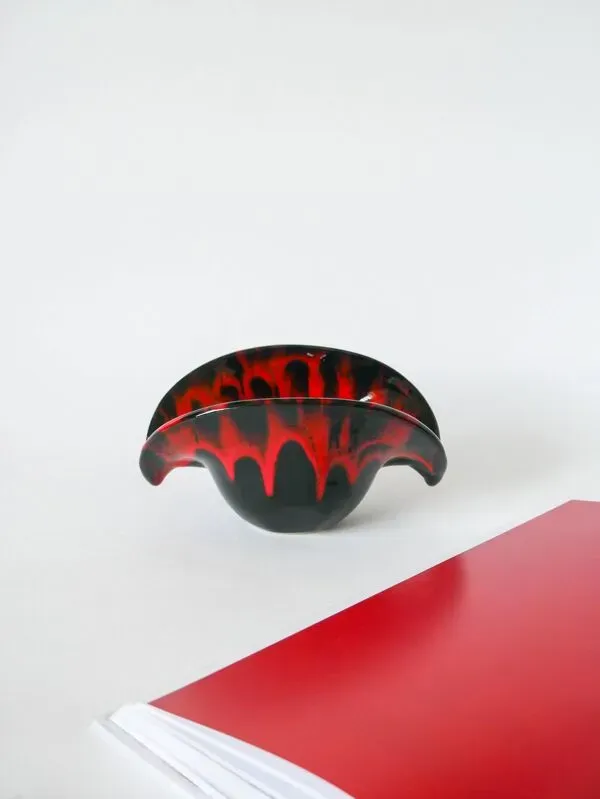 Illustration numéro 3 du produit Vide-poche en céramique noir et rouge style Vallauris 1970