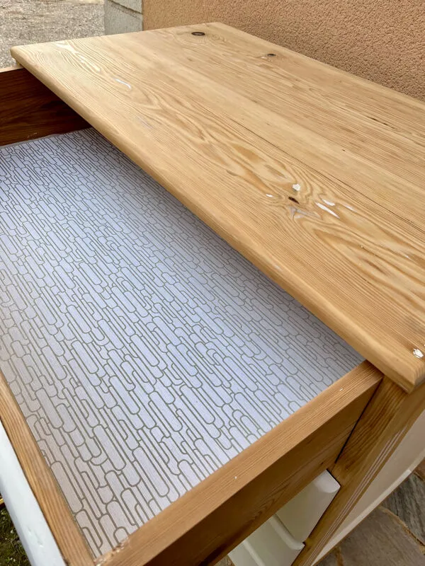 Illustration numéro 3 du produit Commode XXL vintage en sapin massif relookée blanc et bois