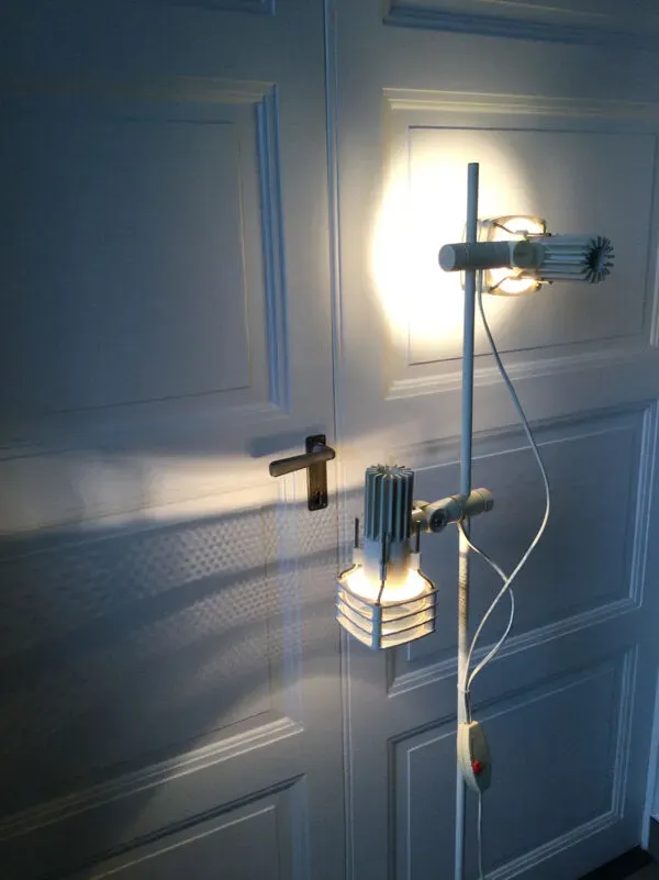 Illustration numéro 3 du produit Lampadaire de parquet  2 spots, années 70-80