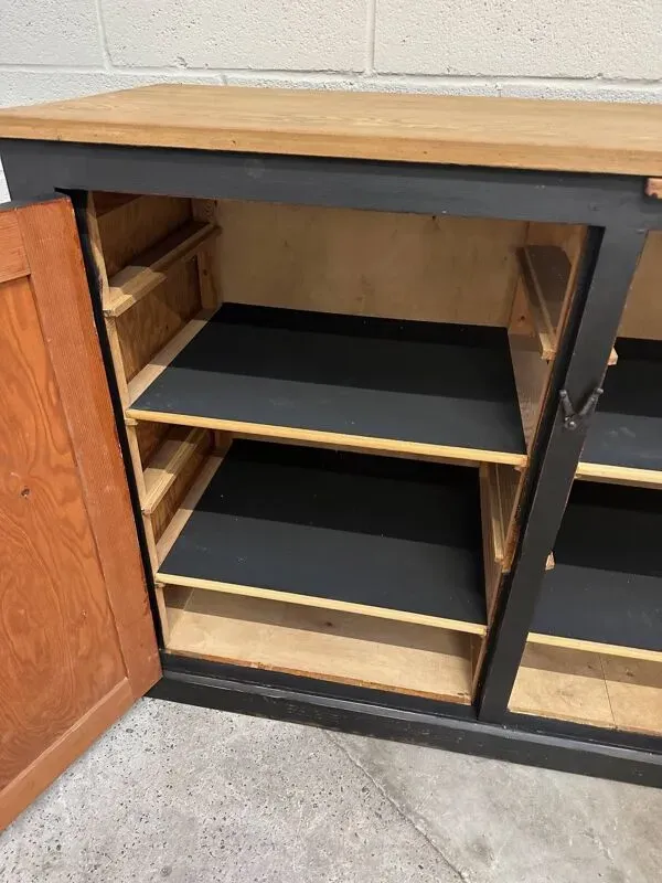 Illustration numéro 3 du produit Meuble d’atelier en cèdre Milieu XXème