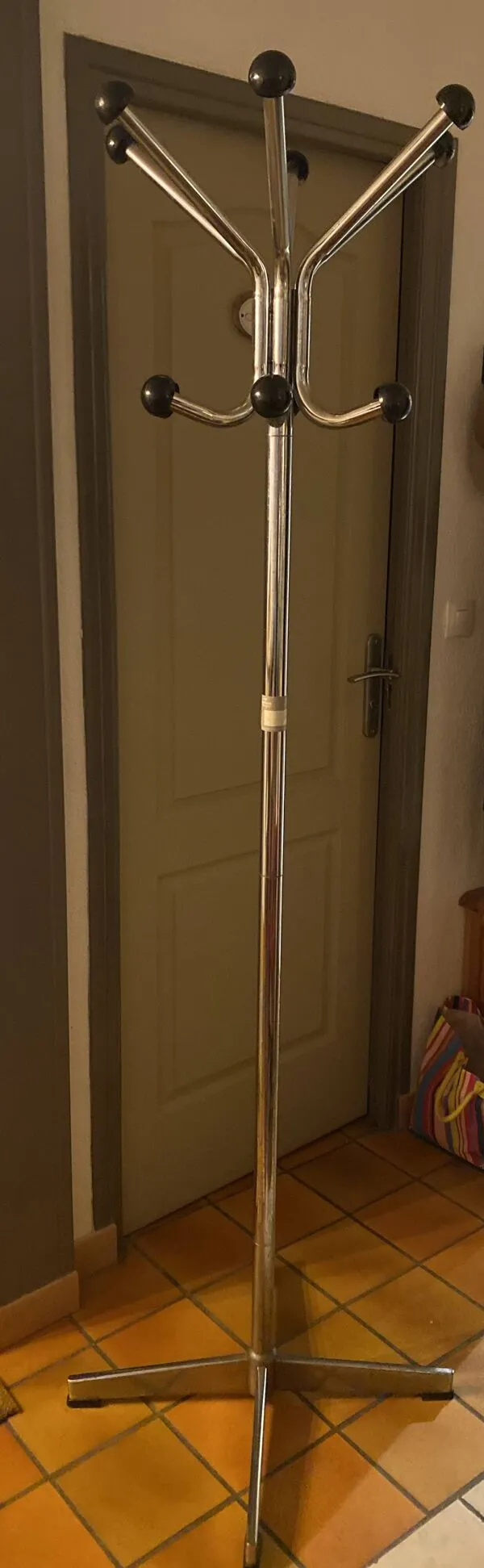 Illustration numéro 3 du produit Porte manteau perroquet en métal inox vintage 50-60’ industriel