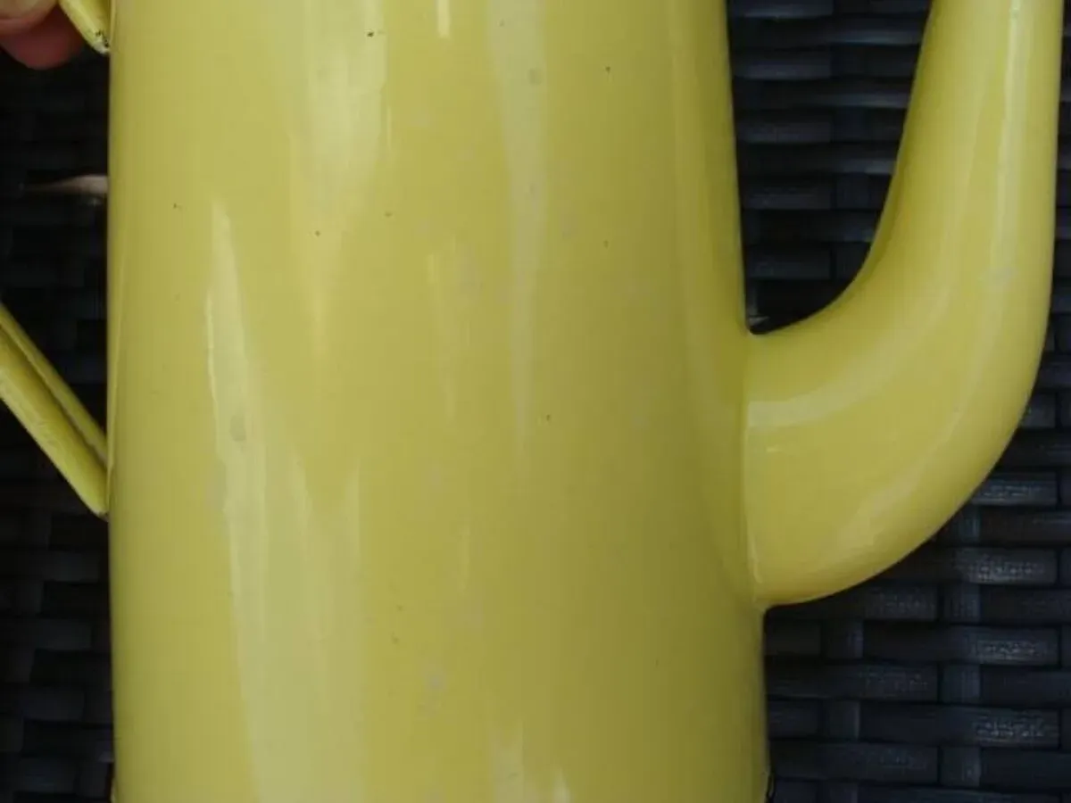 Illustration numéro 3 du produit Cafetière émaillée ancienne