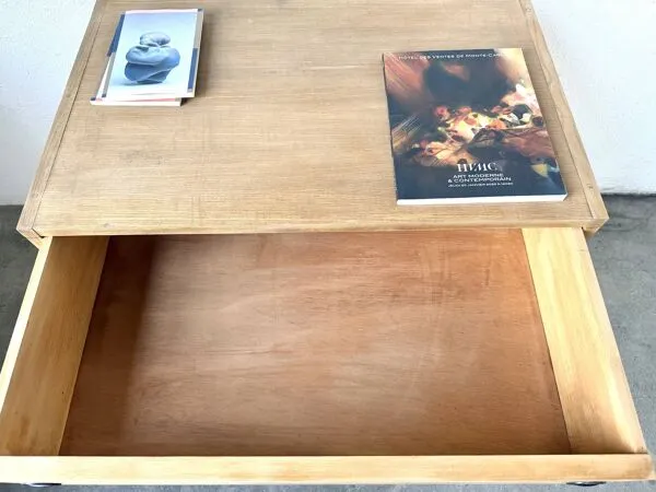 Illustration numéro 3 du produit Commode trois tiroirs ARP — Minvielle, chêne et métal laqué, France, années