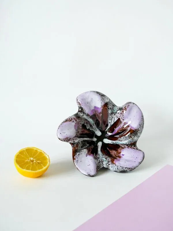 Illustration numéro 3 du produit Vide-poche  / coupe en céramique étoile violet lilas et marron 1970