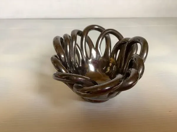 Illustration numéro 3 du produit Vide poche baguier céramique tressée noire irisée