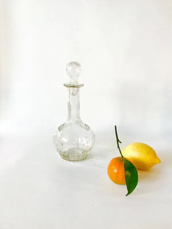 Illustration numéro 3 du produit carafe à vin en verre gravé bouchon rond années 50