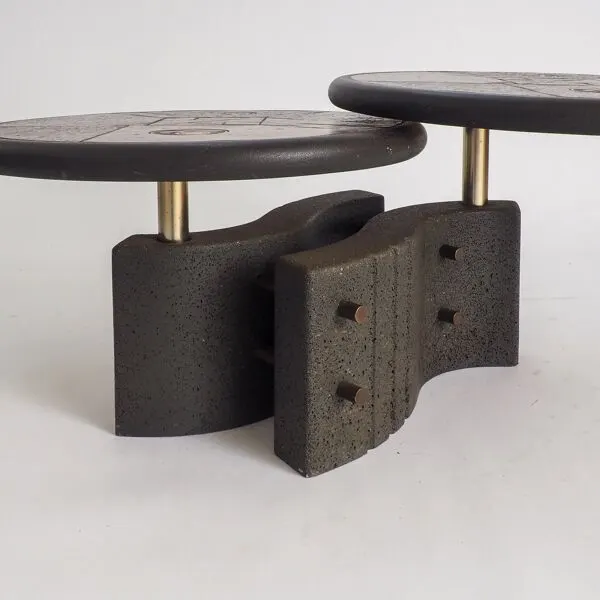 Illustration numéro 3 du produit Table basse brutaliste modulaire à 2 niveaux par Paul Kingma
