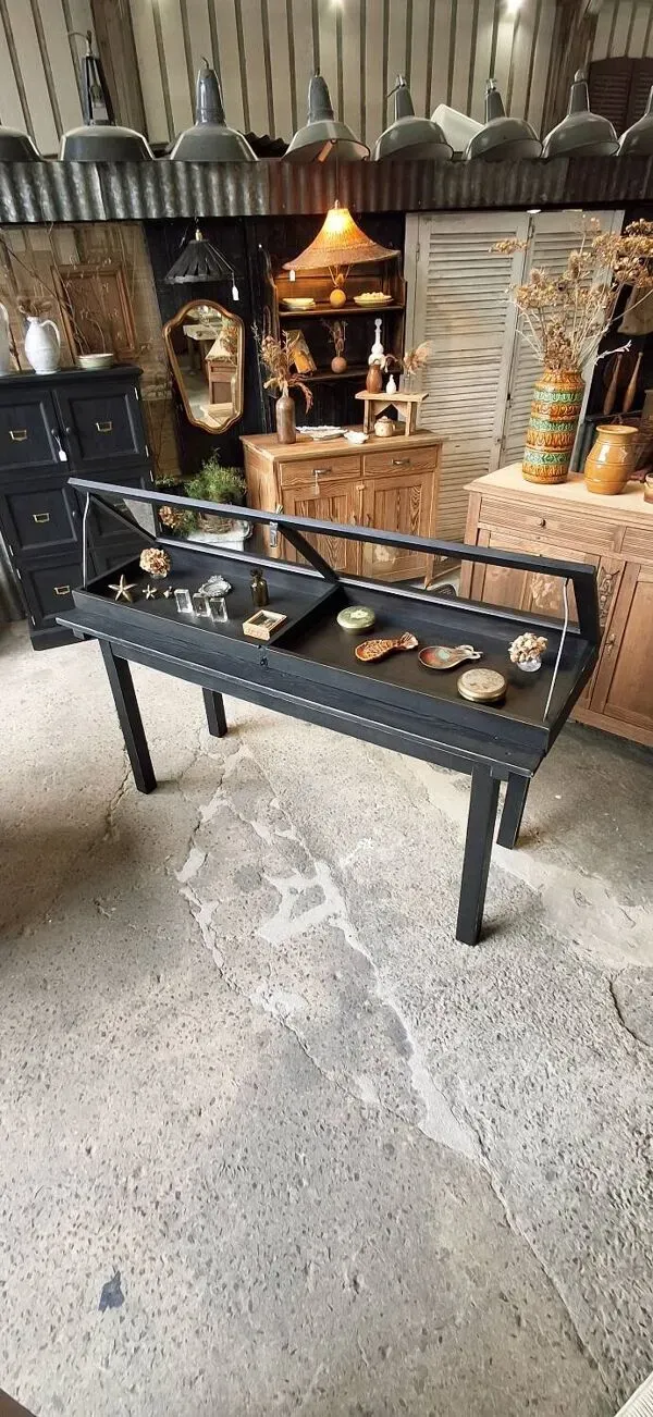 Illustration numéro 3 du produit Vitrine ancienne sur pieds