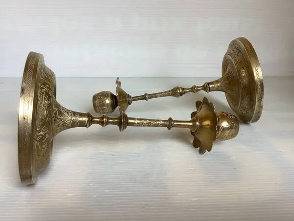 Illustration numéro 3 du produit Paire de bougeoirs en laiton fleurs boules travaillées