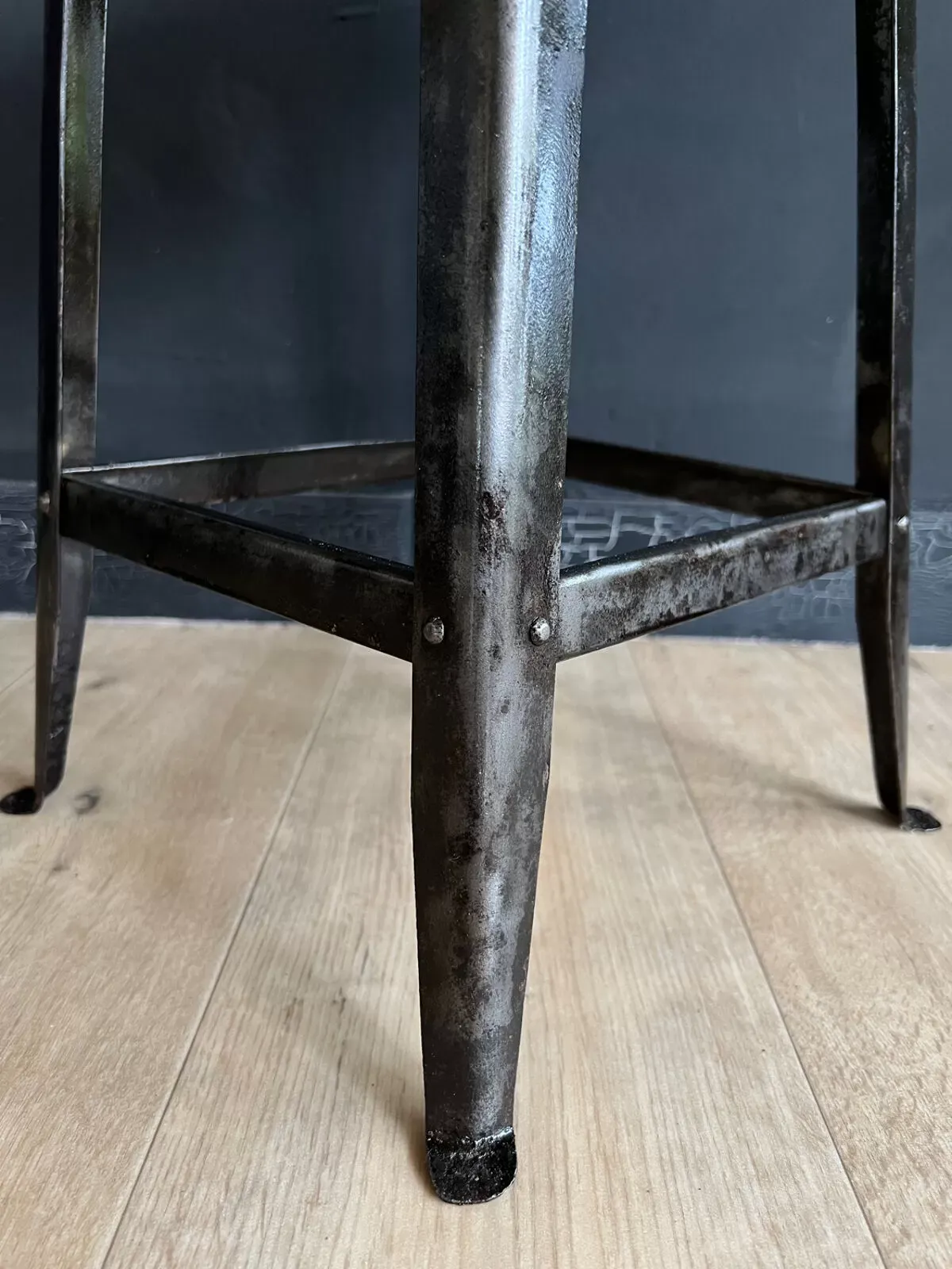 Illustration numéro 3 du produit Tabouret