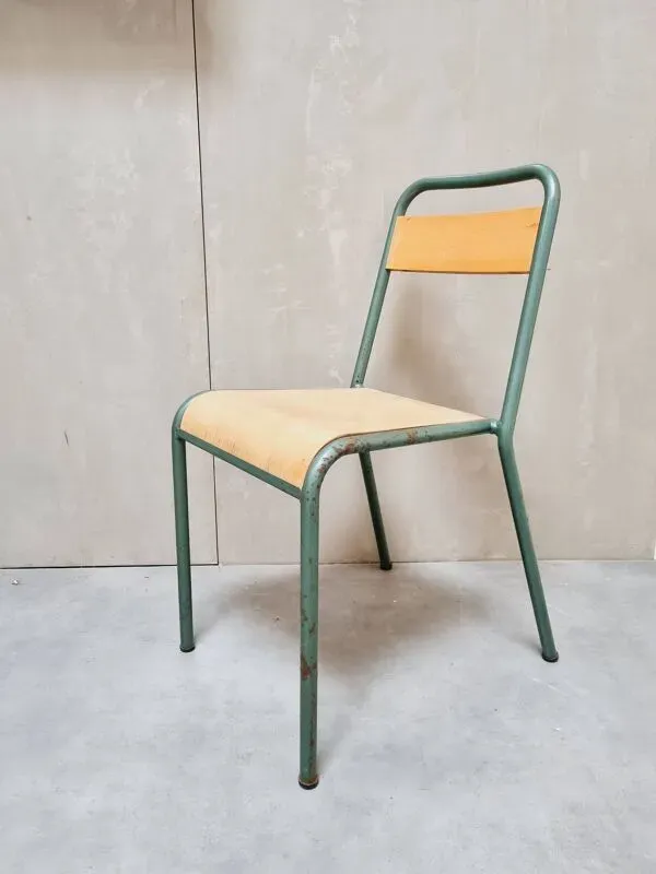 Illustration numéro 3 du produit Chaise d'écolier en métal vintage