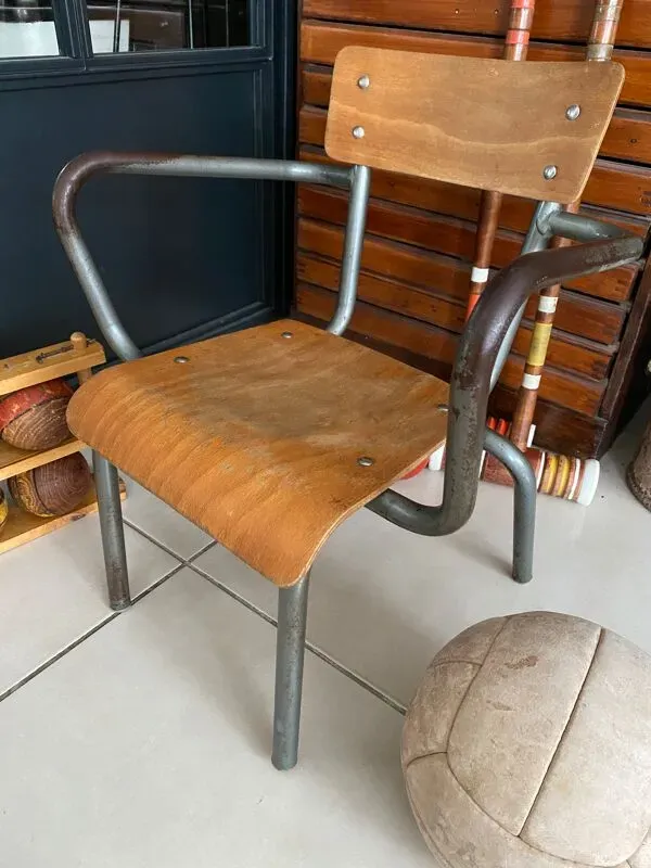 Illustration numéro 3 du produit Ancienne chaise d'école Mullca avec accoudoirs