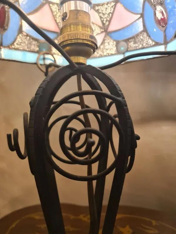 Illustration numéro 3 du produit lampe fer forgé ancienne ,1900 a 30 avec abat jour verre vitrail soudé plom
