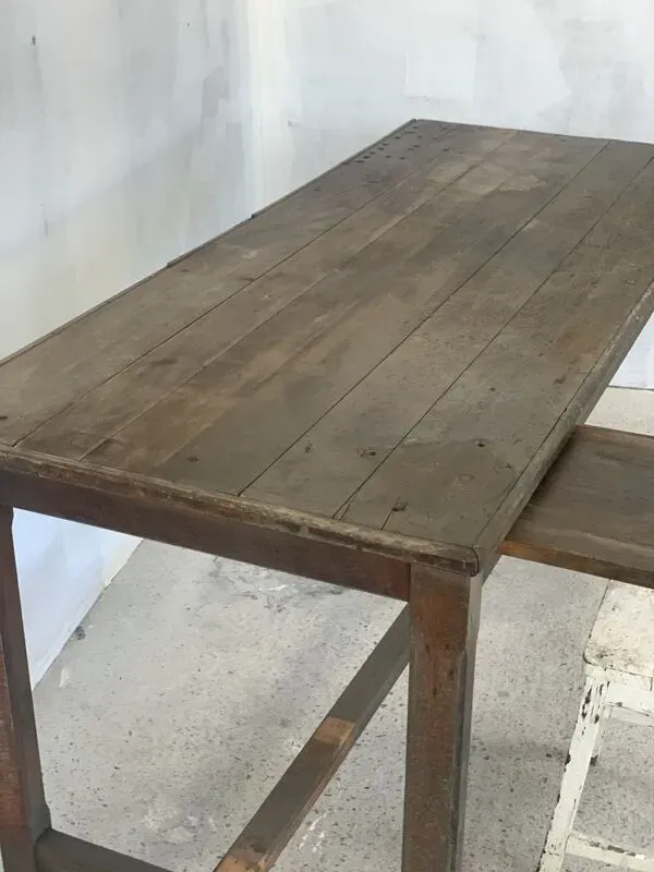 Illustration numéro 3 du produit Table haute d'atelier aéronautique