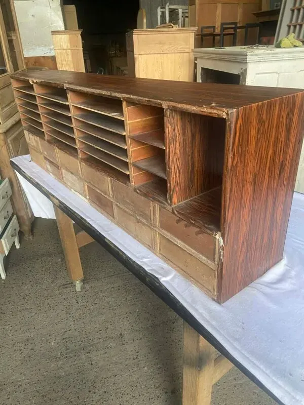 Illustration numéro 3 du produit Meuble de métier à casiers et tiroirs