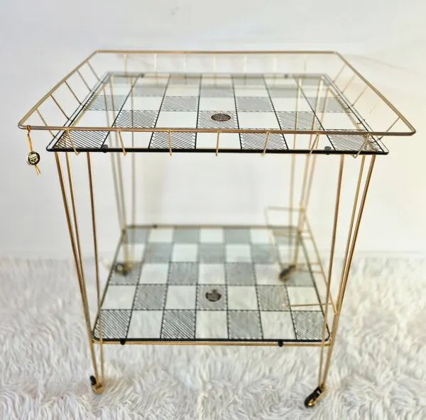 Illustration numéro 3 du produit Table bar vintage, table d'appoint, plateaux en verres , pieds Eiffel