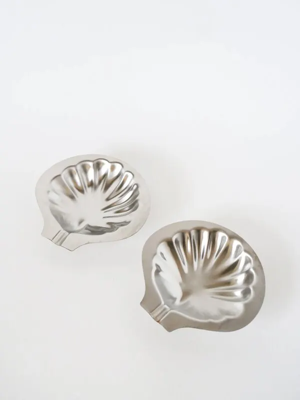 Illustration numéro 3 du produit Paire de vide-poches coquillages en inox, design, 1970