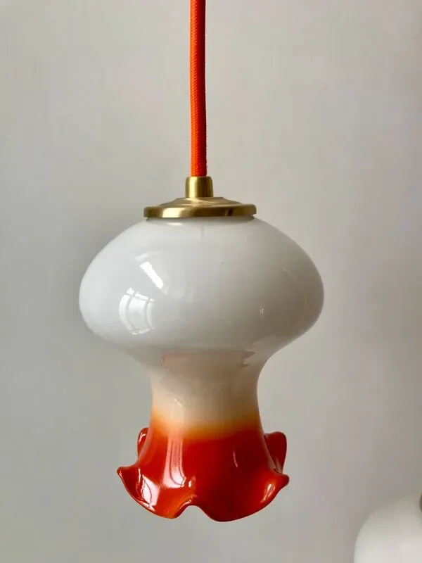 Illustration numéro 3 du produit Ensemble de 4 suspensions tulipes en opaline orange dégradé fil orange et blanc années 70