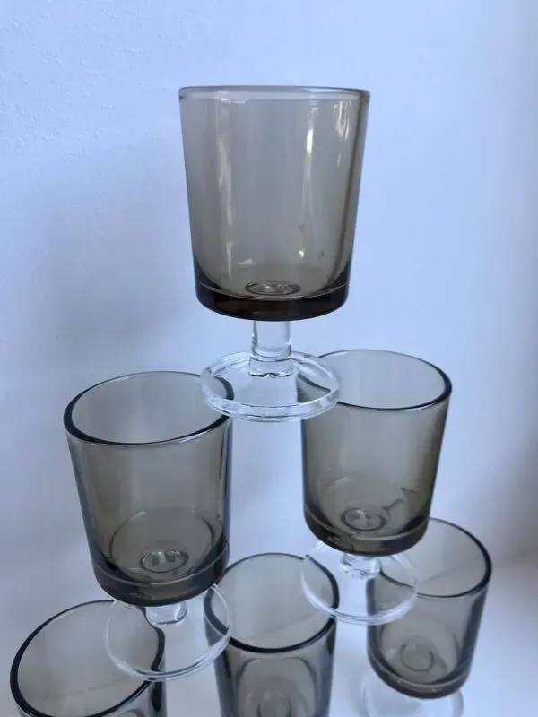 Illustration numéro 3 du produit Lot de 5 verres à liqueur en verre fumé design années 70