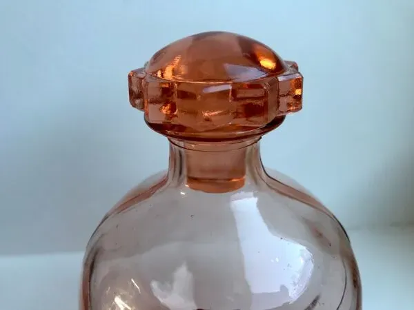 Illustration numéro 3 du produit Carafe en verre rose art déco années 40