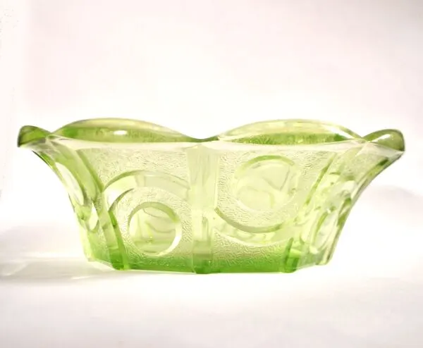 Illustration numéro 3 du produit Coupe ovale art déco corbeille en verre vert – décor moulé géométrique 1920-1930