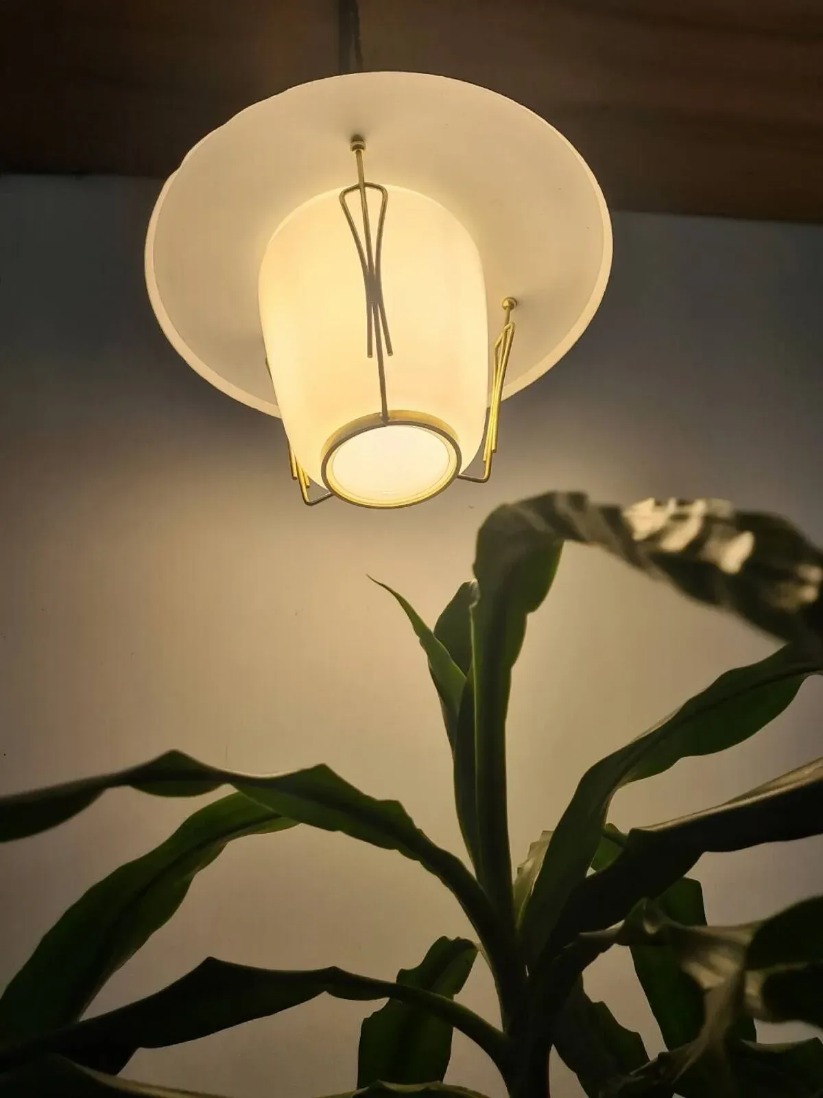 Illustration numéro 3 du produit Suspension vintage tôle laiton verre opalin