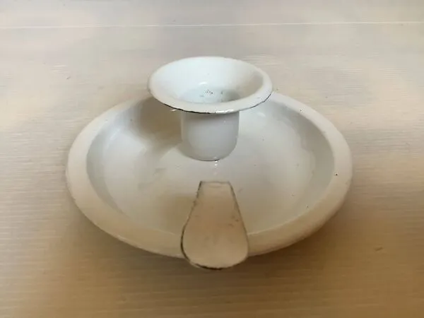 Illustration numéro 3 du produit Bougeoir rat de cave en tôle émaillée