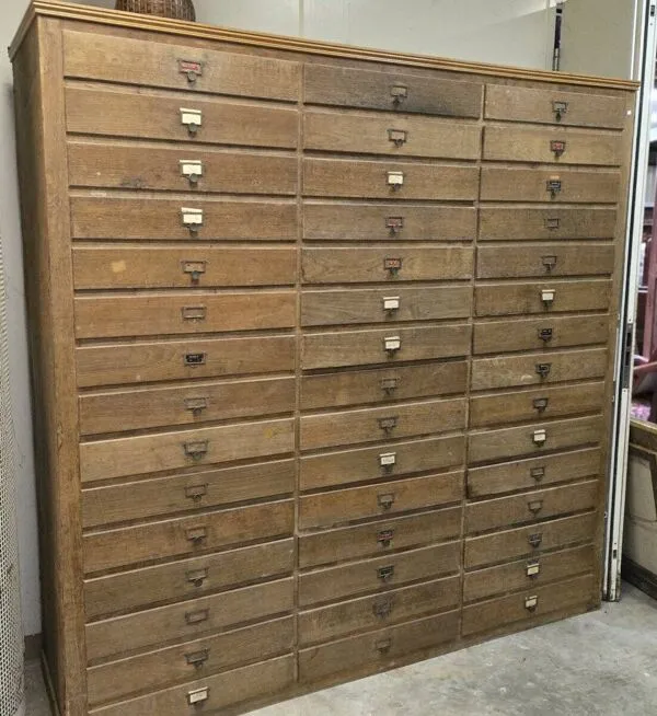 Illustration numéro 3 du produit Grand meuble de métier à tiroirs – ancien meuble d’atelier / quincaillerie / N°2