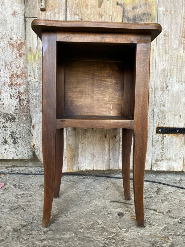 Illustration numéro 3 du produit Chevet, table de nuit ancienne style Louis XV en bois avec casier