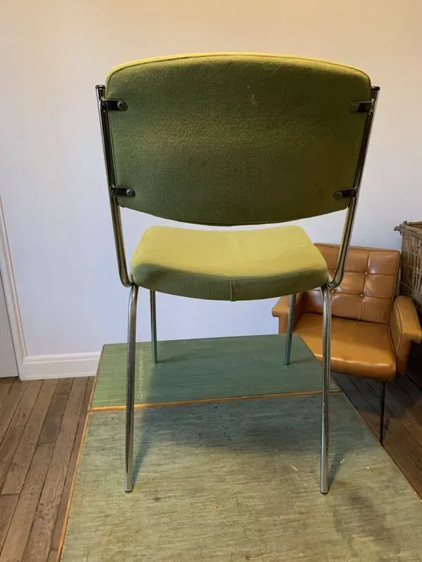 Illustration numéro 3 du produit 5 chaises 1 fauteuil 1970  structure chrome assise tissu vert style indus