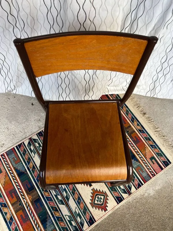 Illustration numéro 3 du produit Chaise d’école vintage