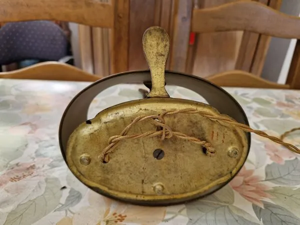 Illustration numéro 3 du produit Ancienne lampe en bronze argenté , mis à par les bras qui ne sont pas argen