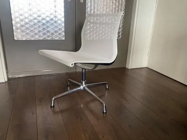 Illustration numéro 3 du produit Chaise pivotante EA 107 en chrome et maille d'air par Charles & Ray Eames pour Vitra 2001