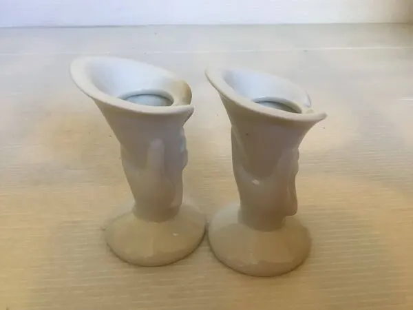 Illustration numéro 3 du produit Paire de petits vases bougeoirs mains