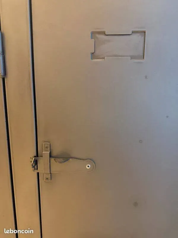 Illustration numéro 3 du produit Armoire Casier B2 métal / 2 portes - L 80 x H 102 cm / Réédition 1930 - Tolix