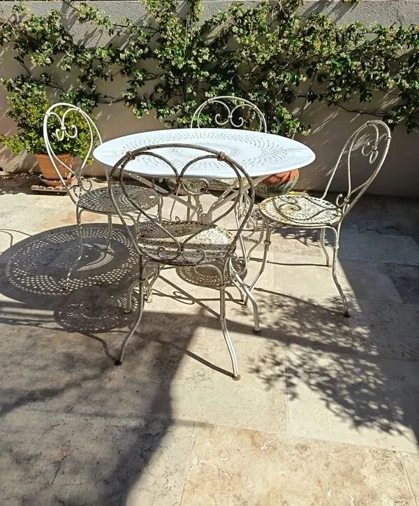 Illustration numéro 3 du produit 12 chaises Fermob 1900 et table Montmartre