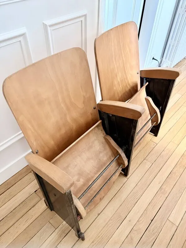 Illustration numéro 3 du produit Authentiques fauteuils de cinéma anciens – paire d’origine en bois – assise