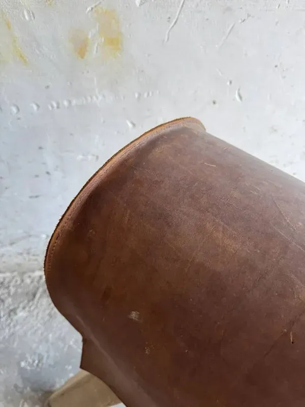 Illustration numéro 3 du produit Cheval d'arçons belge vintage des années 1960 — coffre en cuir marron sur pieds en bois naturel