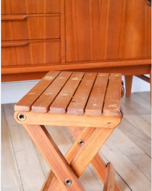 Illustration numéro 3 du produit Petit tabouret en bois pliant, 1970